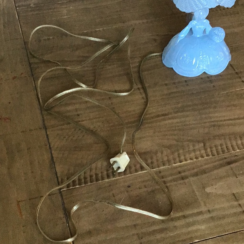 Vintage collectible L.E. Smith "Southern Belle" boudoir lamp. - Picture 10 of 13